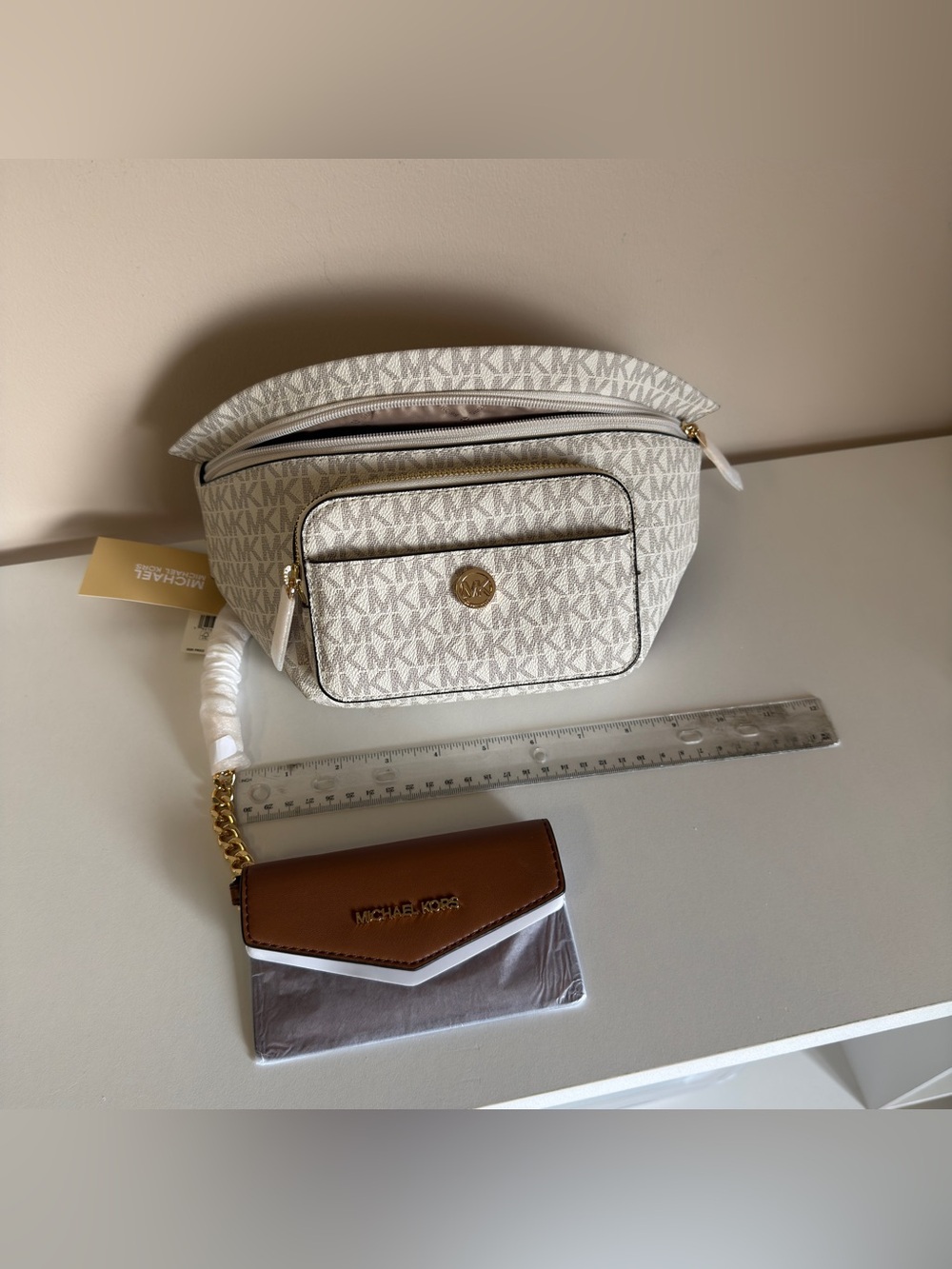 Michael Kors MAISIE LG 2in1 WAISTPACK - Picture 13 of 13
